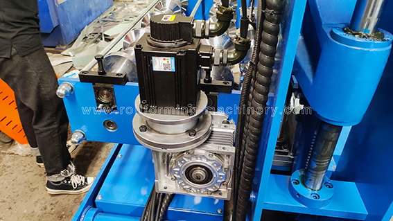 Machine de formage de rouleau de sertissage automatique (Deux directions horizontales et verticales)