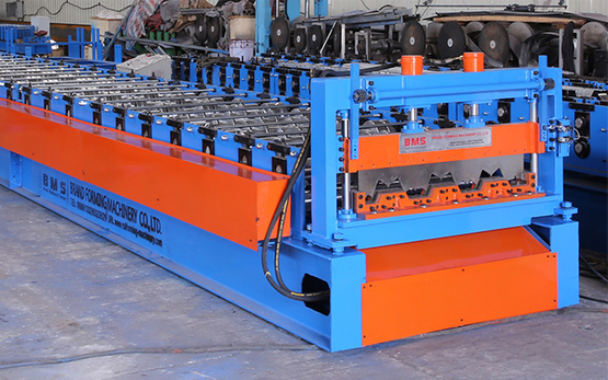 Petit pain de platelage de plancher de largeur d'alimentation de 1250MM formant la machine avec la conception européenne