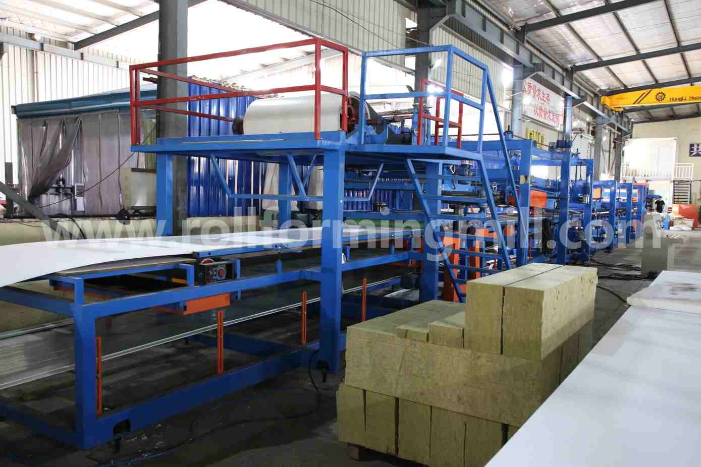 Plastifieuse de panneau sandwich avec machine de formage de plaque inf&eacute;rieure